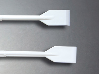 鏟刀成一定斜度，細(xì)胞不易堆積